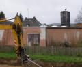 Bild: pz
Neben dem Gebäude mit dem Kamin, auf dem das Storchenpaar sein Nest gebaut hat, ist inzwischen mit einer privaten Baumaßnahme begonnen worden. Von den Arbeiten, die in enger Abstimmung mit der Unteren Naturschutzbehörde am Landratsamt Tirschenreuth erfolgen, lässt sich der Weißstorch aber nicht beeindrucken.