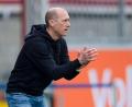 Bild: Swen Pförtner/dpa
Regensburgs Trainer Joe Enochs klatscht.