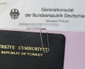 Symbolbild: Soeren Stache/dpa
Mit illegalen Pässen schleusten zwei Männer im Herbst 2020 rund 150 Menschen nach Deutschland. Ab Montag müssen sie sich vor dem Landgericht Weiden verantworten.