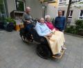 Bild: Gerlinde Koch/exb
Heinrich Hertel, Marlis Bardenheuer, Ingrid Weber und Konrad Nickl freuen sich über die Rikscha. Damit haben nun auch nicht so mobile Senioren die Möglichkeit, zu einer Ausfahrt in den nahen Max-Reger-Park.