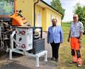 Bild: Gemeinde Kastl bei Kemnath/exb
Wasserwart Robert Schraml (rechts) stellte Bürgermeister Hans Walter das neue Notstromaggregat vor.
