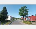 Bild: bjp
Schmucklos zeigt sich das Umfeld von Feuerwehrhaus und Gemeindezentrum in Schwarzenbach, viele Autofahrer kümmern sich wenig um "Tempo 30". Doch das soll sich ändern, sobald alle planerischen und finanziellen Fragen geklärt sind.