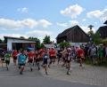 Bild: fdl
Pünktlich um 16 Uhr startet Bürgermeister Hermann Falk den Stundenlauf durch die Straßen Ehenfelds.