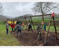 Bild: Siedlergemeinschaft/exb
Die Siedlergemeinschaft hat zusammen mit Eltern und Sponsoren den Spielplatz im Dorf saniert. Neu angeschafft wurden ein Karussell und eine Schaukel für Kleinkinder.