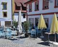 Bild: Stephan Huber
Stühle, Schirme und Pflanzen sind schon da, nur Gäste fehlen noch: Das "Eisgeist" am Luitpoldplatz schließt fast nahtlos an die Außengastrofläche vom "Stadtgespräch" an.