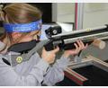 Bild: kro
Die siebenjährige Mathilda Bäuml beim Schießen mit dem Lichtgewehr.