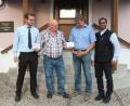 Bild: pi
Michael Stahl (Zweiter von rechts) und Konstantin Völkl (links) freuen sich: Josef Helgert übergibt ihnen jeweils 350 Euro.