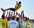 Bild: dme
Nach dem geschafften Klassenerhalt ließen seine Vilzinger Mitspieler Christoph Schwander in Illertissen hochleben.