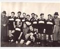 Bild: nbu
Die B-Klassenmeisterschaft 1952/53 und den Aufstieg des FC Freihung in die A-Klasse Weiden feierten seinerzeit (stehend, von links) Vorsitzender Carl Schröder, Georg Schenk, Spielertrainer Georg Süß, Emil Hufnus, Adolf Hörl, Michael Heuberger, Alfons Meier, Ludwig Kohl, Georg Krapf, Zweiter Vorsitzender Justin Sittl, (kniend, von links) Adam Rittner, Willibald Bauer, Kurt Eisenmenger.