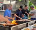 Bild: Peter Zimmermann/exb
Schweißtreibende Arbeit: Die 15-Jährigen der Gruppe "Wolpertinger" übernahmen mehrere Stunden lang eine Arbeitsschicht in der Grillbude.