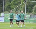 Bild: Hubert Ziegler
Das erste Tor der neuen Saison – es fällt nicht, sondern wird getragen. Von Giuliano Nyary, Sascha Luft und Martin Popp (von links).