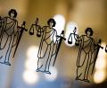 Bild: Rolf Vennenbernd/dpa/Symbolbild
Die Justitia ist an einer Scheibe am Eingang zum Oberlandesgericht zu sehen.