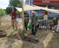 Bild: sne
Tobias Brandl und Johanna Schüller arbeiten fleißig am Sinnesgarten, die Gäste helfen begeistert mit.