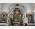 Bild: kro
Im Zentrum der Kirche befindet sich der Hochaltar mit dem heiligen Michael und den Skulpturen der beiden Erzengel Gabriel (links) und Raphael (rechts). Links und rechts gibt es Seitenaltäre.
