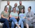 Bild: Bonsai/exb
Julian Bäumler, Josef Götz, Patrick Bäumler (von links, hinten) sowie (vorne, sitzend) Isa Will, Bettina Bäumler, Maria-Pilar Lindner, Lena Bäumler.