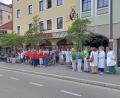 Bild: Hladik
Am bundesweiten Streiktag der Apotheken gehen auch in Weiden rund 50 Mitarbeiter mehrerer Apotheken auf die Straße. Sie versammeln sich vor der Anker-Apotheke, die an diesem Tag den Notdienst aufrecht hält.