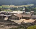 Bild: Wolfgang Steinbacher
Das Ziegelwerk von Leipfinger-Bader in Schönlind bei Vilseck. Nach einer mehrwöchigen Pause wird hier inzwischen wieder produziert.
