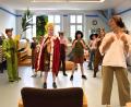 Bild: ubb
Immer wieder mischt sich Regisseurin Lisa Müller unter die Kinder, um ihnen bei den Proben Kniffs und Tricks zu Bewegungsabläufen auf der Bühne zu zeigen.