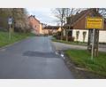 Bild: fz
Die Geschwindigkeit der Verkehrsteilnehmer wird auch auf der Einfahrt von Sankt Quirin her gemessen.