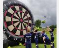Bild: mas
Zielgenau visierten die kleinen Fußballer per Einwurf, Spannstoß oder Dropkick die überdimensionale Dartscheibe an.