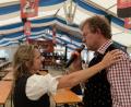 Bild: Andreas Brückmann
Braumeister Martin Sterk dankte seiner Frau Andrea Hiltl für die großartige Unterstützung beim großen Jubelfest.