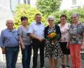 Bild: Fröhlich/exb
In einer kleinen Feierstunde verabschiedete Bürgermeister Norbert Eckl nach 32 Jahren Arbeitsleben in der Gemeinde Teunz Irmgard Bayerl (Bildmitte), die besten Wünsche für den Ruhestand gaben (von links) Altbürgermeister Klier mit Gattin und ihre Arbeitskolleginnen Anita Fleck und Christa Gschrey mit auf den Weg.