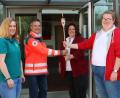 Bild: Melanie Dirscherl/exb
Feierlich übergeben sie das Licht: (von links) Natalie Wölfl, Leiterin der Jugendarbeit BRK Kreisverband Tirschenreuth, Thomas Rauch, Stephanie Busch und Isabella Seitz, Vertreterin Jugendrotkreuz Tirschenreuth.