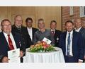 Bild: hcz
Die Geehrten Thomas Raithel (Mitte) und Bernhard Kick (links) zeigen sich im Kreis der Ehrengäste bei der Ehrung im Neuen Rathaus.