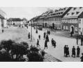 Bild: Archiv Stadt Mitterteich/exb
Große kahle Flächen, nur ein einziger Baum: So sah es am Oberen Markt in Mitterteich im Jahr 1935 aus, wie das Motiv einer alten Postkarte aus dem Stadtarchiv zeigt. Vielleicht sehne sich der Verantwortliche für die Anbohrung der Winterlinde nach einer solchen Ansicht, meint Werner Männer, Vorsitzender des Arbeitskreises Heimatpflege.