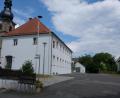 Bild: do
Vor dem Pfarrheim soll der Kirchplatz in Neuzirkendorf im Rahmen des Dorferneuerungsprorammes attraktiver werden.