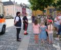 Bild: do
Malteser-Einsatzleiter Florian Faltenbacher (Zweiter von links) erläutert im Rahmen der Spendenübergabe den Kindern und Eltern die Idee des Projekts "Herzenswunsch-Krankenwagen"