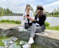 Bild:   Janka Hannemann-Mathes
Christina Trenner und Anja Berner (von links) sind die Organisatorinnen des Improtheaters, das vor Beginn der italienischen Nacht mitten im Publikum aufgeführt wird.