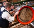 Symbolbild: Sven Hoppe/dpa
Mitarbeiter rollen beim Münchner Oktoberfest ein Bierfass für den traditionellen Fassanstich in ein Festzelt. In Raigering wurde am Sonntag ein 30-Liter-Holzfass aus dem Sterk-Festzelt geklaut.