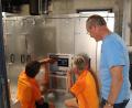 Bild: mrr
Bademeister Max Wagner (von links) und Dagmar Gabert kontrollieren im Technikraum des Riedener Freibads die Wassertemperaturen. Der störungsanfällige Wärmepumpe bereitete in der Vergangenheit auch Bürgermeister Erwin Geitner Sorgen.