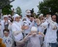 Bild: bey
Mumien über Mumien. In Waldthurn dürfte am Freitagnachmittag das Verbandsmaterial knapp geworden sein.