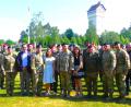 Bild: nbu
Der Markt Freihung, die Reservistenkameradschaft und weitere Institutionen verabschiedeten den scheidenden Bataillonskommandeur des US-Partnerschaftsverbandes 18. CSSB, LtCol John Abella mit Familie, auf dem Paradefeld in Grafenwöhr.