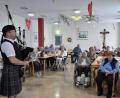 Bild: Stephan Huber
Dudelsackmusik live im Amberger Caritas-Marienheim: Jörg Jacobi aus der Holledau trat dort in original schottischer Tracht auf.