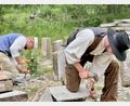 Bild: Eichl
Wandergesellen arbeiten für den guten Zweck, aber immer auch, um neue Handgriffe zu lernen, persönlich zu reifen. Hinten der "Journeyman" aus England.