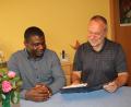 Bild: ads
Doppelte Freude. Pater Sylvester aus Nigeria (links) freut sich, dass er für drei Jahre als mobile Reserve der Diözese Regensburg in der Pfarreiengemeinschaft Schnaittenbach/Kemnath a.B. als Priester und Seelsorger wirken darf. Pfarrer Josef Irlbacher freut sich über die willkommene Unterstützung, die Weltkirche in seiner Pfarreiengemeinschaft auf die schönste Weise erfahrbar macht.