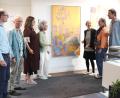 Bild: Corinna Groth
Thomas Rode, stellvertretender VHS-Leiter, Werner Merkl, Claudia Merkl, Doris Webersberger-Maier und Nora Matocza (von links) bewundern ein großformatiges Gemälde von Anne Lilly Hagl (Zweite von rechts) und ein Mosaik aus kleinen Bilder von Matthias Hagl (rechts).