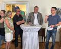 Bild: Pammer/exb
Journalist Uli Piehler (rechts) würdigt im Schmidt-Haus Nabburg die Fotoarbeiten von Rudi Wilhelm (Zweiter von links) über Baum-Marterln in der Oberpfalz. Nabburgs Bürgermeister Frank Zeitler und zweite Bürgermeisterin Irene Ehemann hatten den Künstler nach Nabburg geholt.