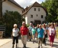 Bild: rn
Die von Sepp Kämpf (vorne, Zweiter von links) ausgewählte Wanderroute führt über die historische Hammermühle an der Creußen, die seit kurzem das tirolische Familienwappen der jetzigen Besitzer ziert.