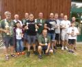 Bild: rn
Über Pokale freuen sich (erste Reihe von links) die Könige Wolfgang Hann und Alex Choi, der Gesamtsieger Senioren Michael Bauer und (rechts) der Gesamtsieger Junioren David Gregor. Mit im Bild die Mannschaftssieger, Bürgermeister Albert Nickl und 2. Vorsitzender Günter Ring.