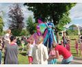 Bild: fpoz
Bei ihrem Lauf durch den Stadtpark mussten die bunten Stelzenfrauen immer wieder stoppen, damit die Gäste Selfies mit ihnen machen konnten.