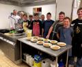 Bild: A. Hoffmann/exb
Beim Projekttag im Gasthof Bodensteiner durften die Schmidgadener Schüler in der Küche mitarbeiten.