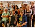 Bild: Egon Böhm/exb
Christa Böhm (stehend, von links), Manfred Reithmayer, Carmen Pilsak, Nicole Burdack, Edeltraud Frank, Maria Böhm und Otto Zahn sowie (sitzend, von links) Walter Pilsak, Traudl Reithmayer und Marianne Helm sorgten beim Musikantentreff in Premenreuth für Stimmung.