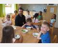 Bild: bl
Im Praktikum hat Dennis Gödke vor zehn Jahren seinen Traumberuf gefunden. Er ist einer der wenigen Männer, die als pädagogische Fachkräfte im Kindergarten arbeiten. Im Kinderhaus St. Anna in Wernberg hat er allerdings inzwischen Verstärkung bekommen.