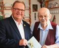 Bild: gf
Bürgermeister Martin Preuß gratulierte namens der Stadt Amberg Josef Brunner (rechts) zu seinem 90. Geburtstag.