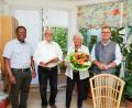 Bild: exb/Daubner
Bürgermeister Karlheinz Budnik gratulierte Edeltraud und Christof Daubner mit Pfarrer Edwin Ozioko (von rechts) zur eisernen Hochzeit.