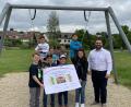 Bild: Marktgemeinde Falkenberg/exb
Die Falkenberger Kommunionkinder bei der Spendenübergabe an Bürgermeister Matthias Grundler.